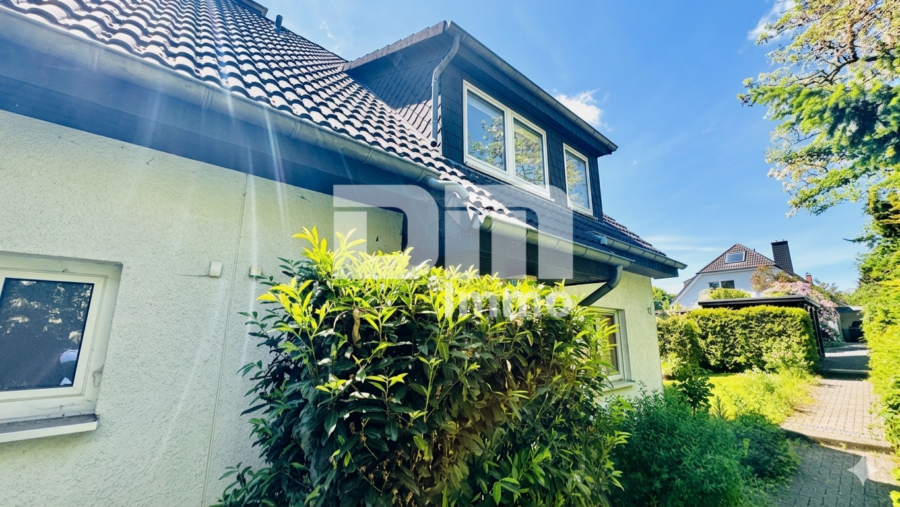 Charmantes Wohnglück - Ihr neues Zuhause mit Carport / Terrasse und großem Gartenbereich - Frontansicht Haupteingang